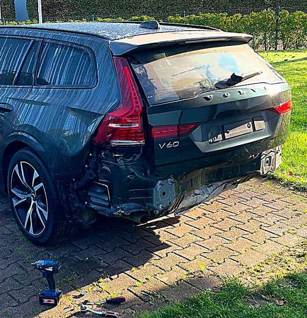 Volvo V60 met beschadigde achterzijde, bumper gedemonteerd